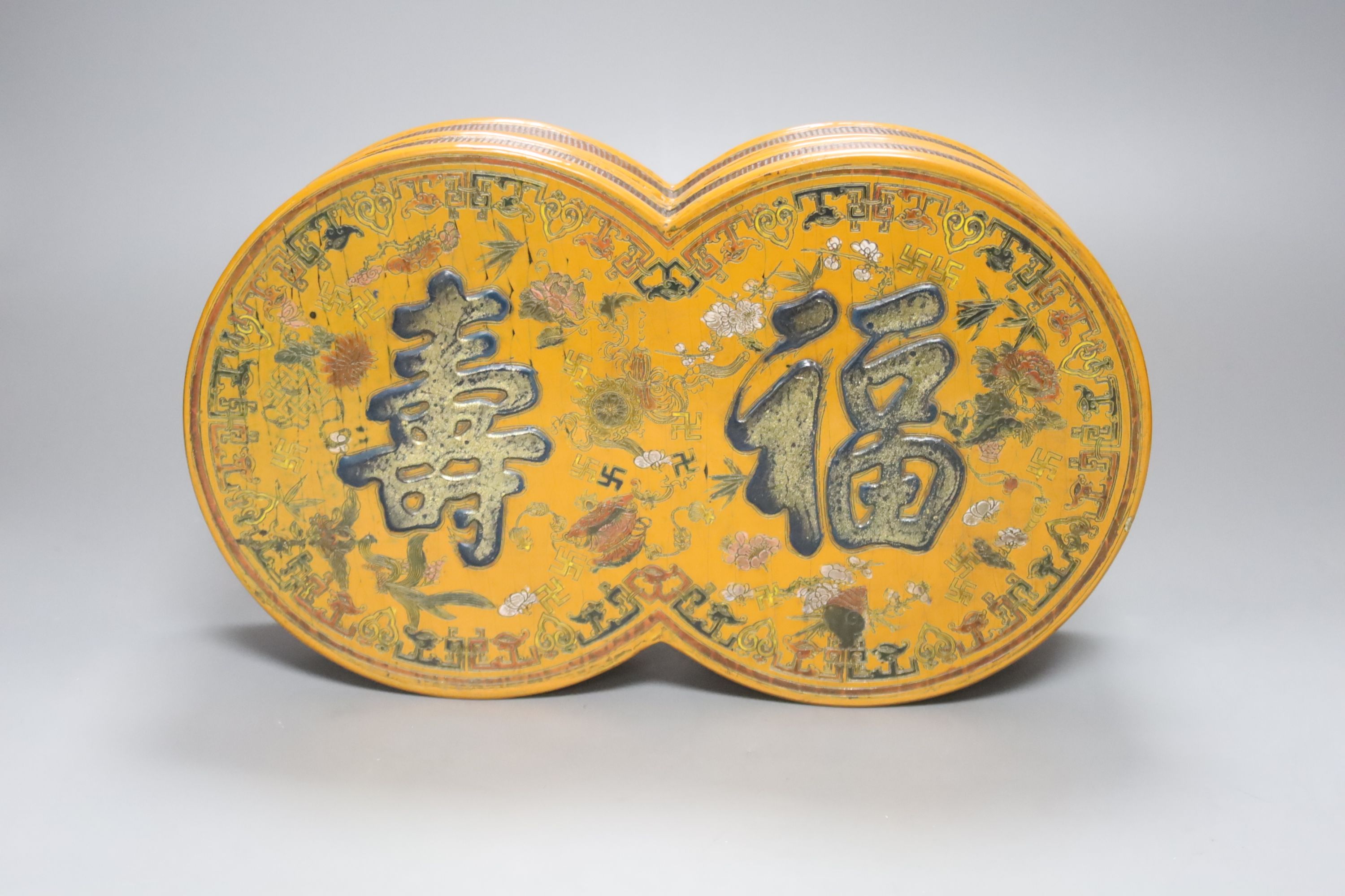 A Chinese lacquer box, probably late Qing, length 30cm